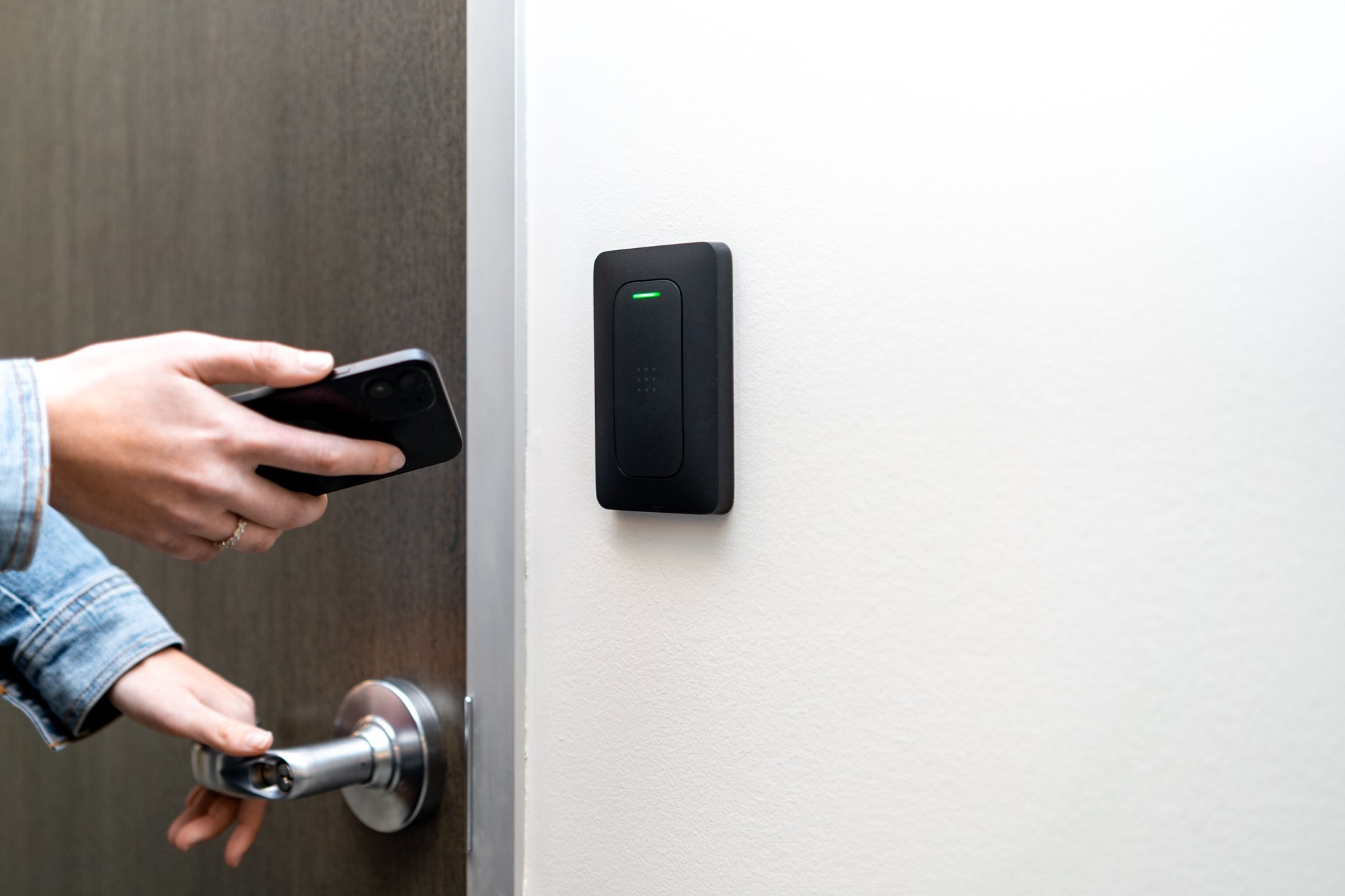 VERKADA-AccessControl-220314_AD32-badge-in_A7307858_R1